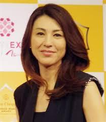 鶴田真由さんは結婚してる 旦那や家族や愛犬 最近の出演映画は 四つ葉の知恵ブログ